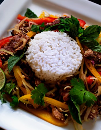 Cambodian Spicy Papaya Beef Salad Recipe (Lahong Plea Sach Ko)